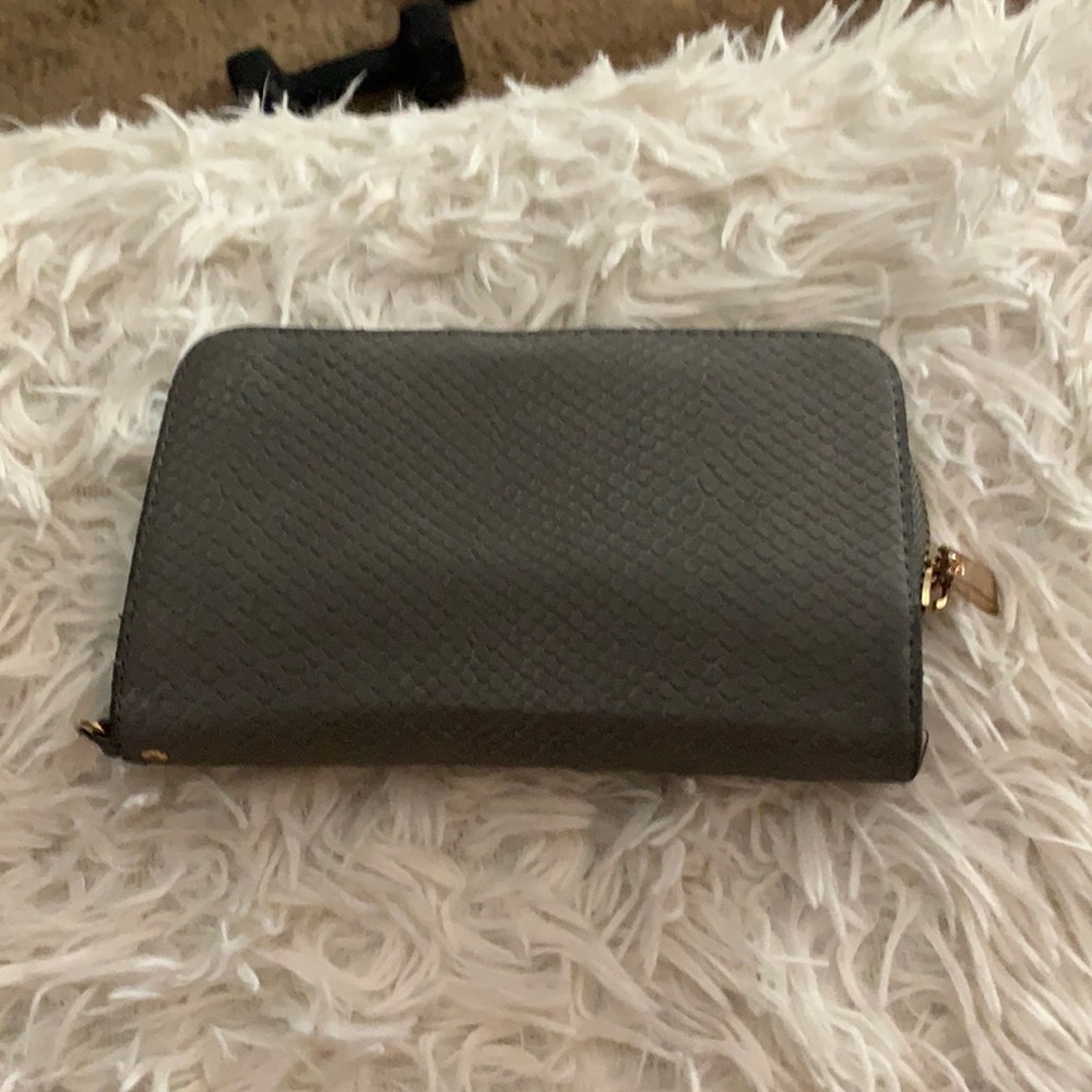 gray wallet